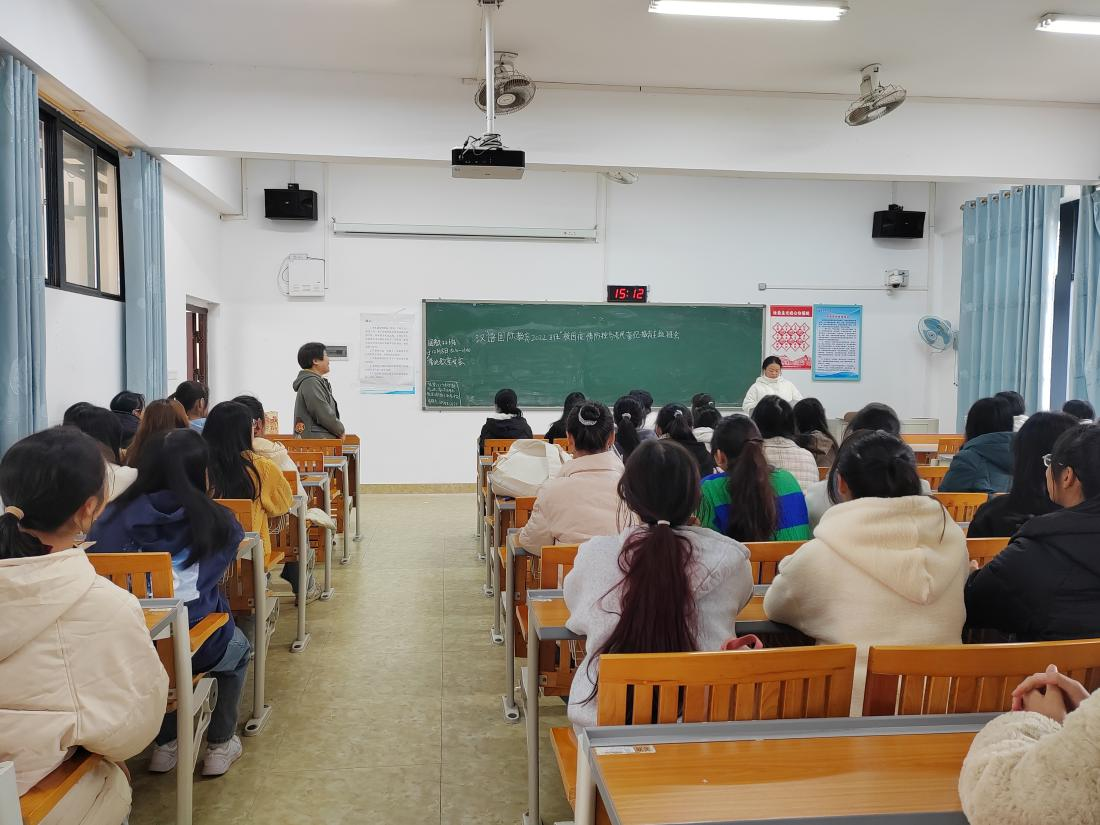 当前位置>网站首页>学生天地>学生活动>正文 班会过程中,欧璋婷首先