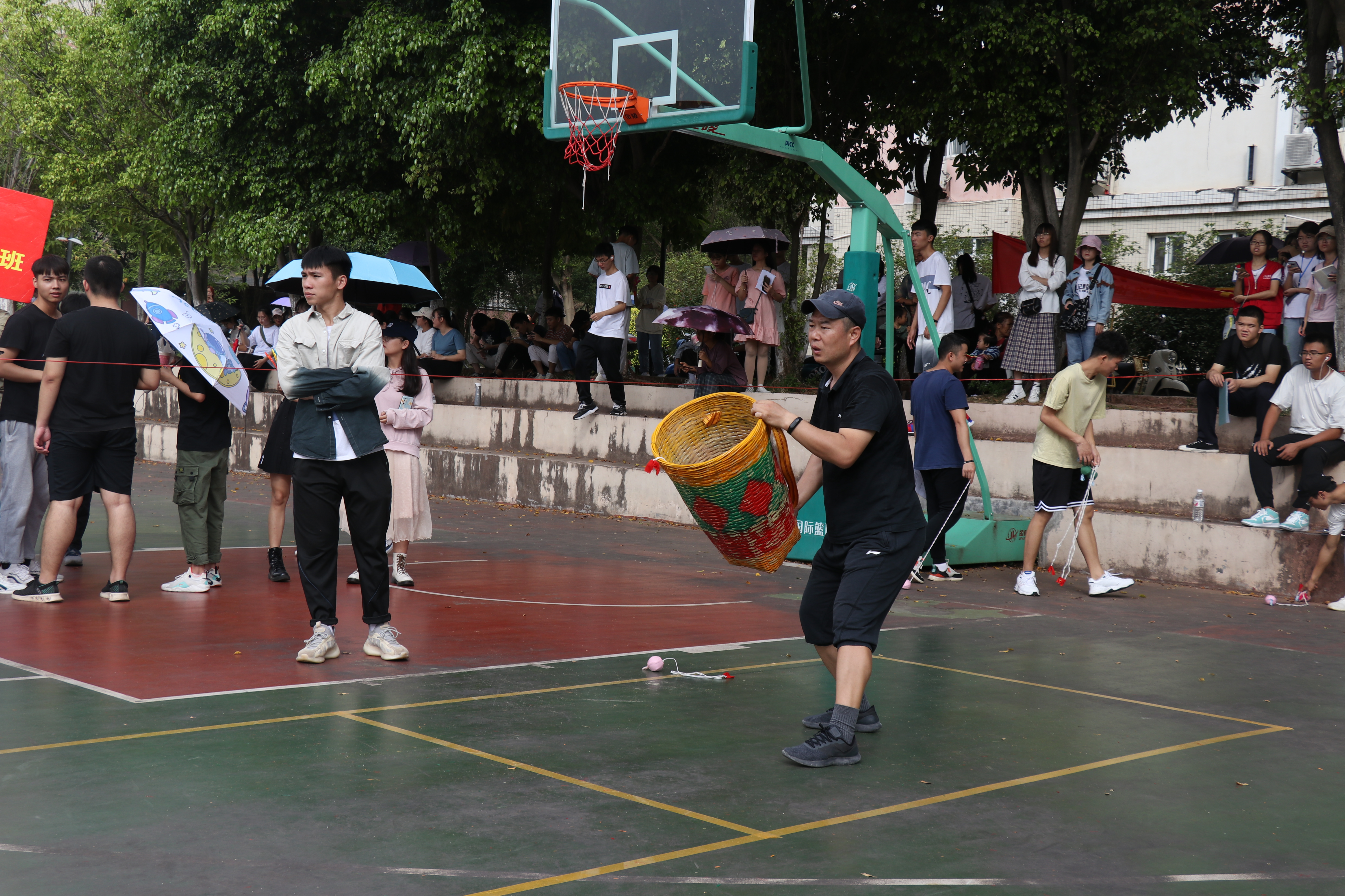 我校第二十一届田径运动会我院教工组参加背篓抛绣球比赛