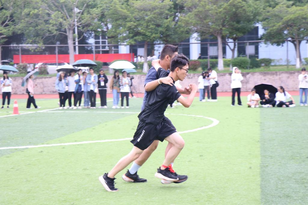 趣味项目两人三足顺利举行文学与传媒学院第五届田径运动会